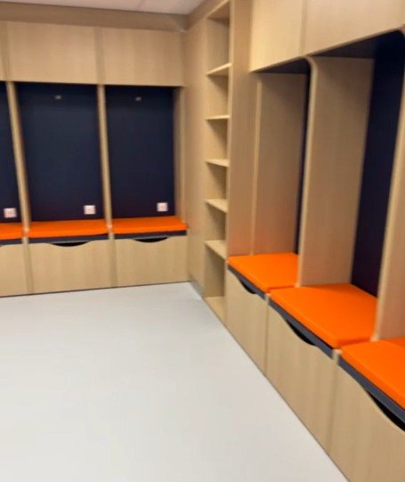Casiers ouverts avec assises orange
