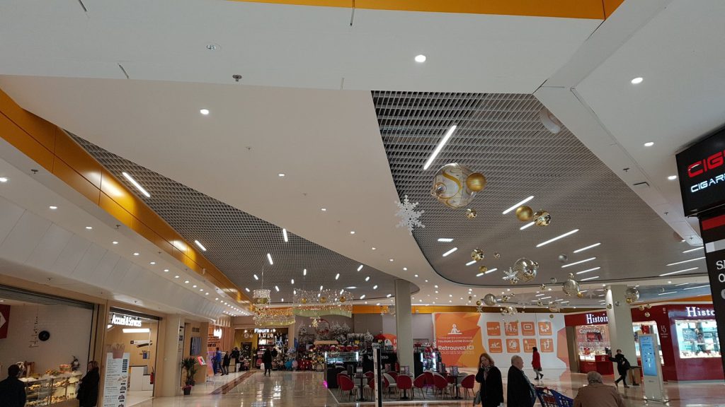 Le faux plafond de la galerie marchande vu dans sa longueur
