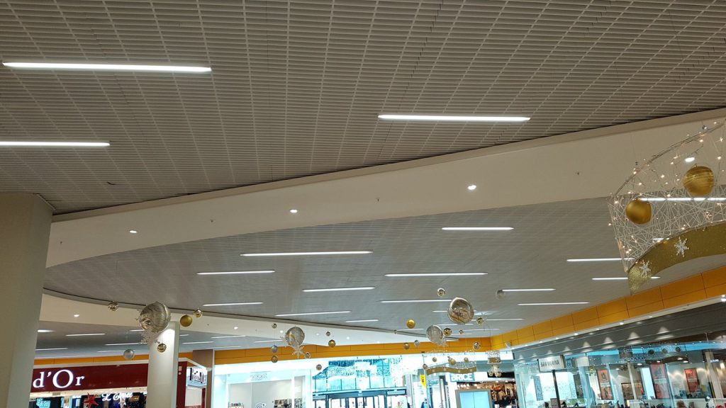 Ellipse en résille métallique au-dessus de l'allée