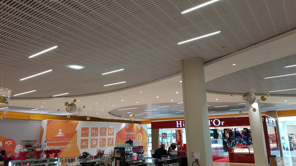 Résille du faux plafond avec ses lignes d'éclairage