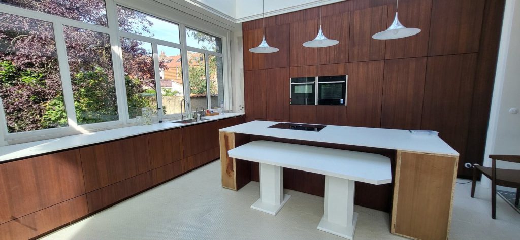 La cuisine en cours de pose, avant les plans de travail définitifs