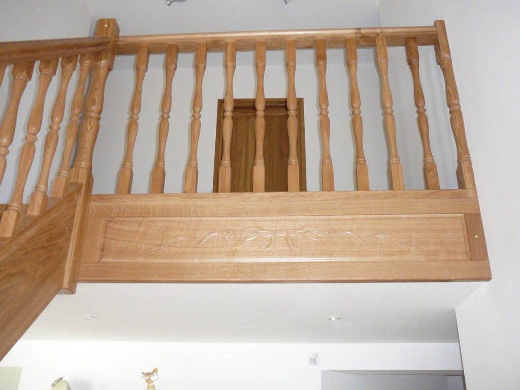 Garde-corps de la mezzanine vu d'en dessous