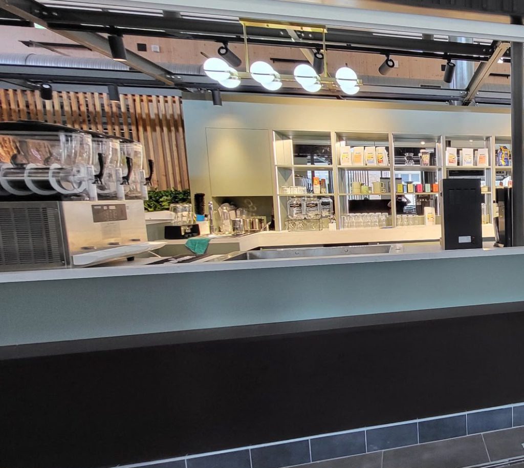 Extrémité du comptoir et meubles arrière du stand