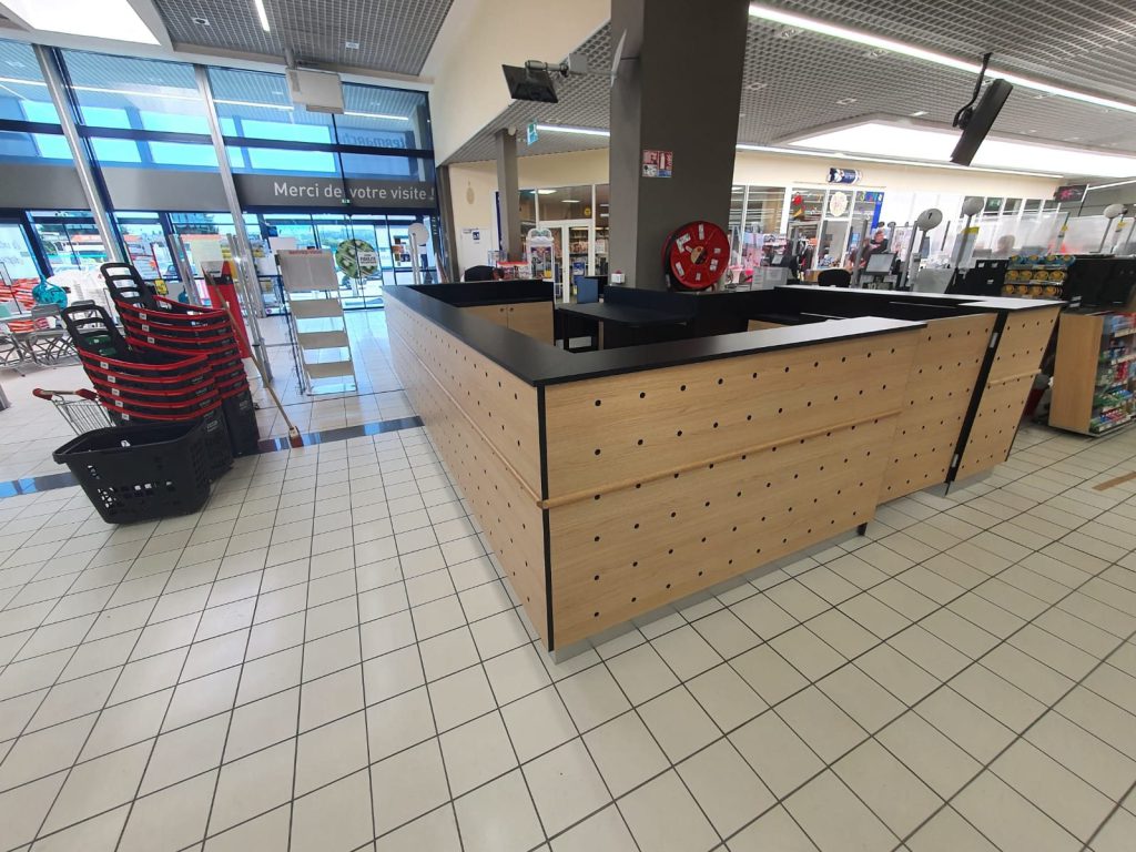 La banque d'accueil vue depuis l'entrée du magasin