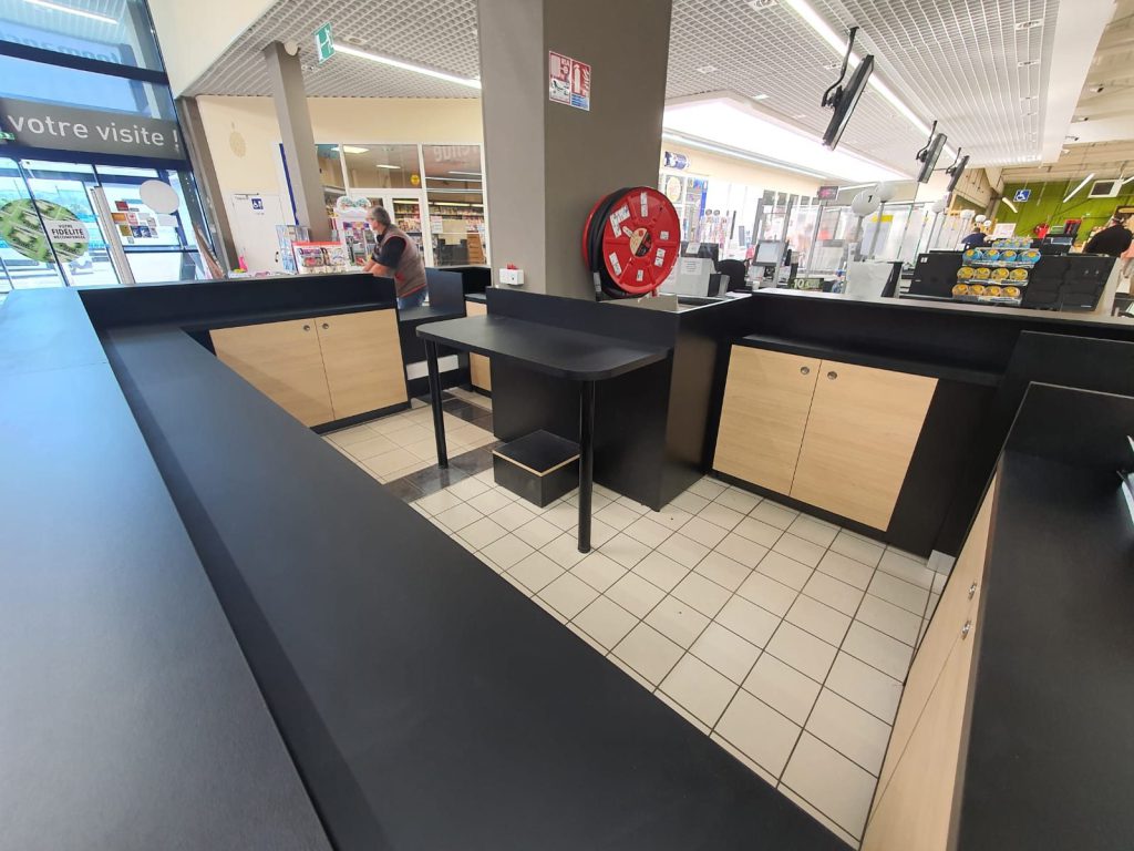 Intérieur de la banque d'accueil, plans de travail noirs