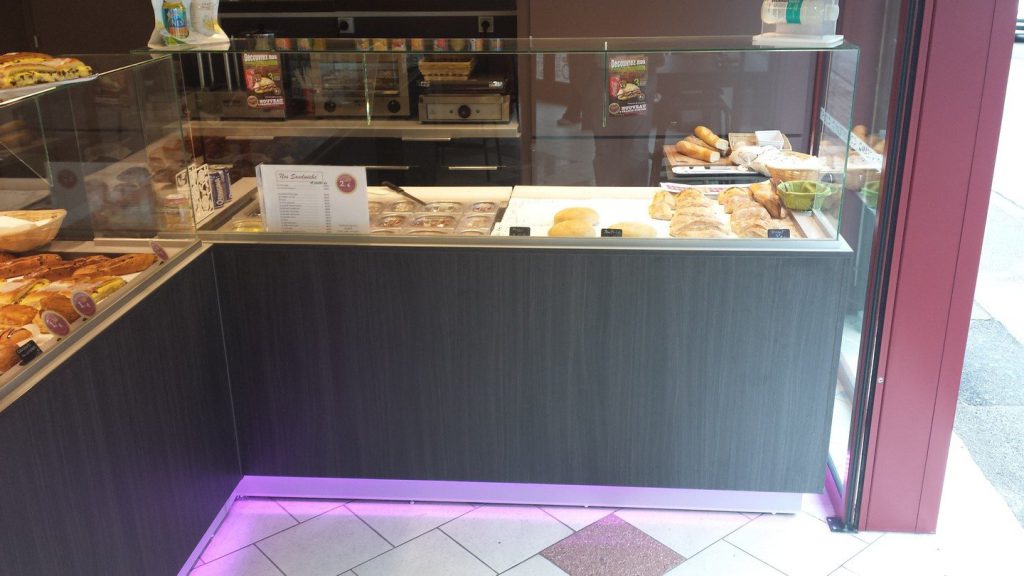 Angle du comptoir avec éclairage en plinthe