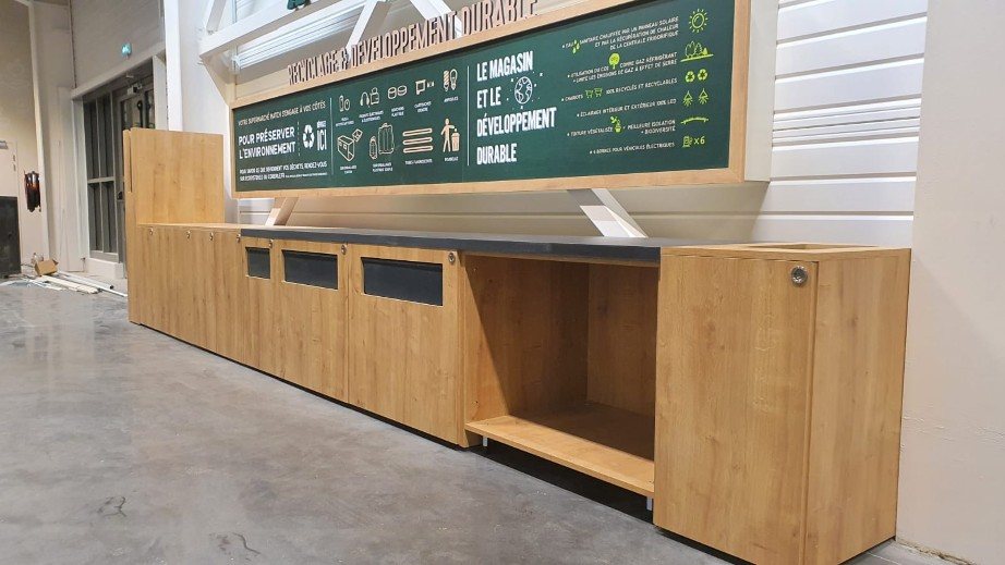 Le meuble de recyclage vu depuis l'autre extrémité