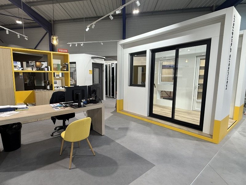 Bureau d'accueil et module d'exposition de menuiseries dans un showroom