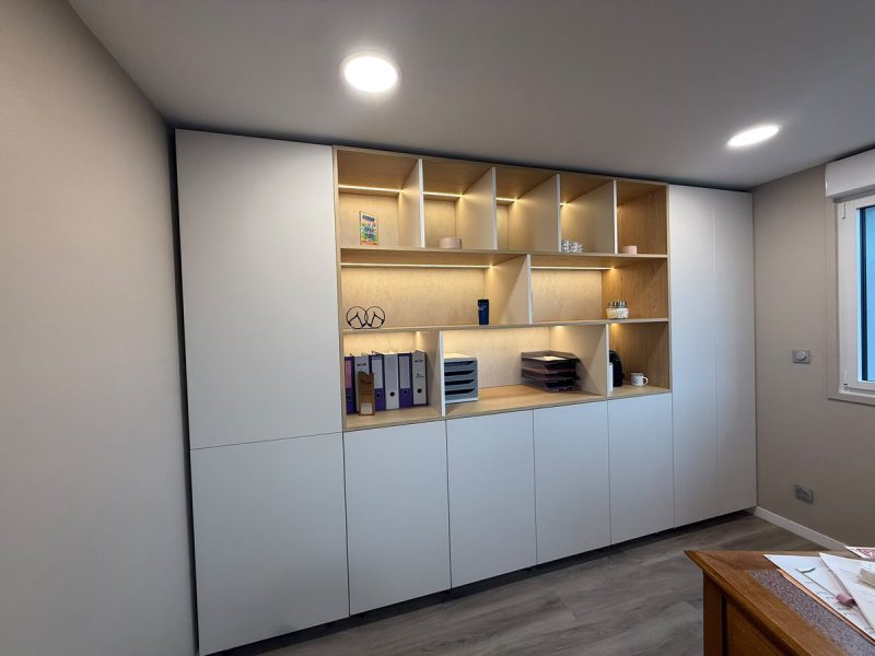 Mur de placards blancs avec niches en décor chêne éclairées
