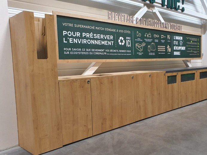 Meuble de tri en décor chêne surmonté d'un panneau sur le recyclage