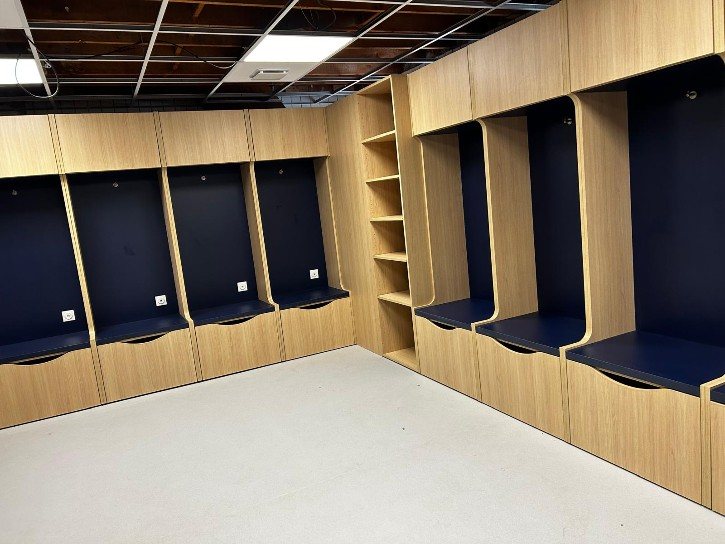 Vestiaire aux casiers ouverts en décor chêne et bleu nuit